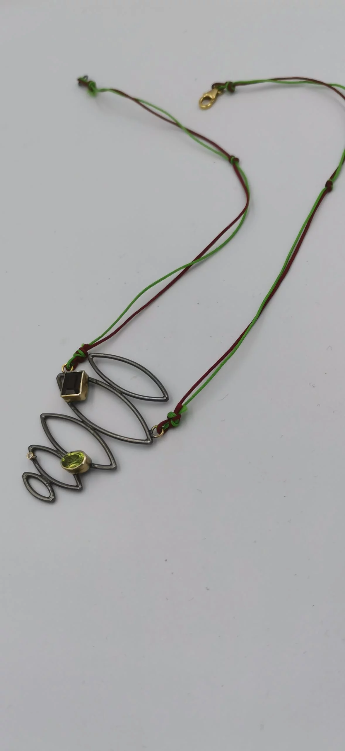 S127 / Silver garnet , brilliant and peridot pendant - Image 3