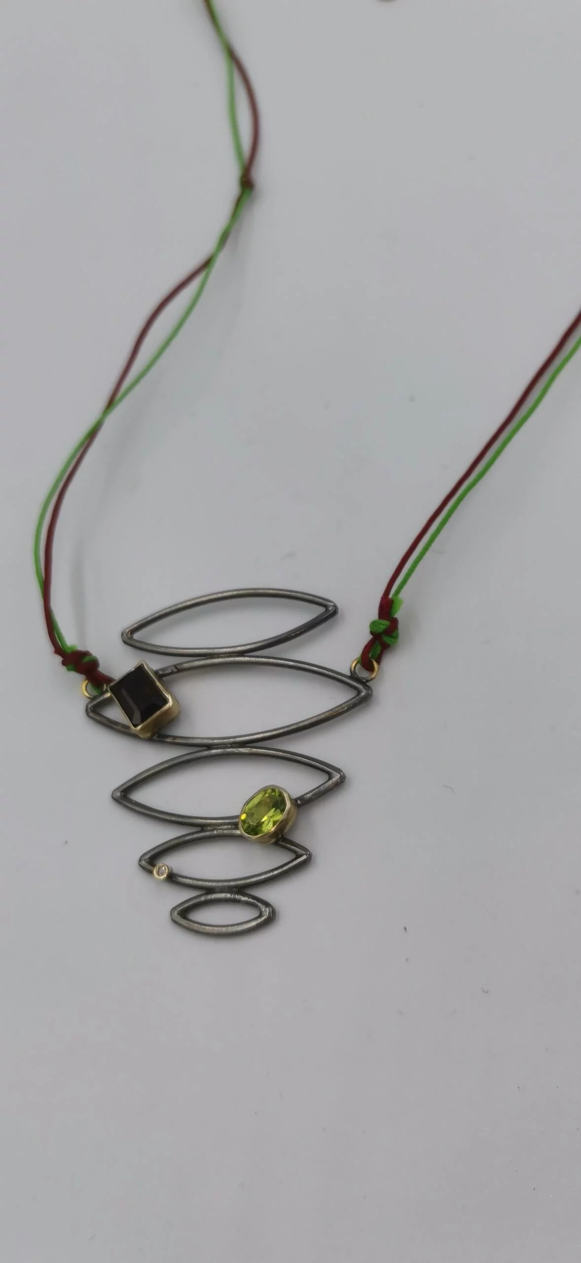S127 / Silver garnet , brilliant and peridot pendant - Image 2