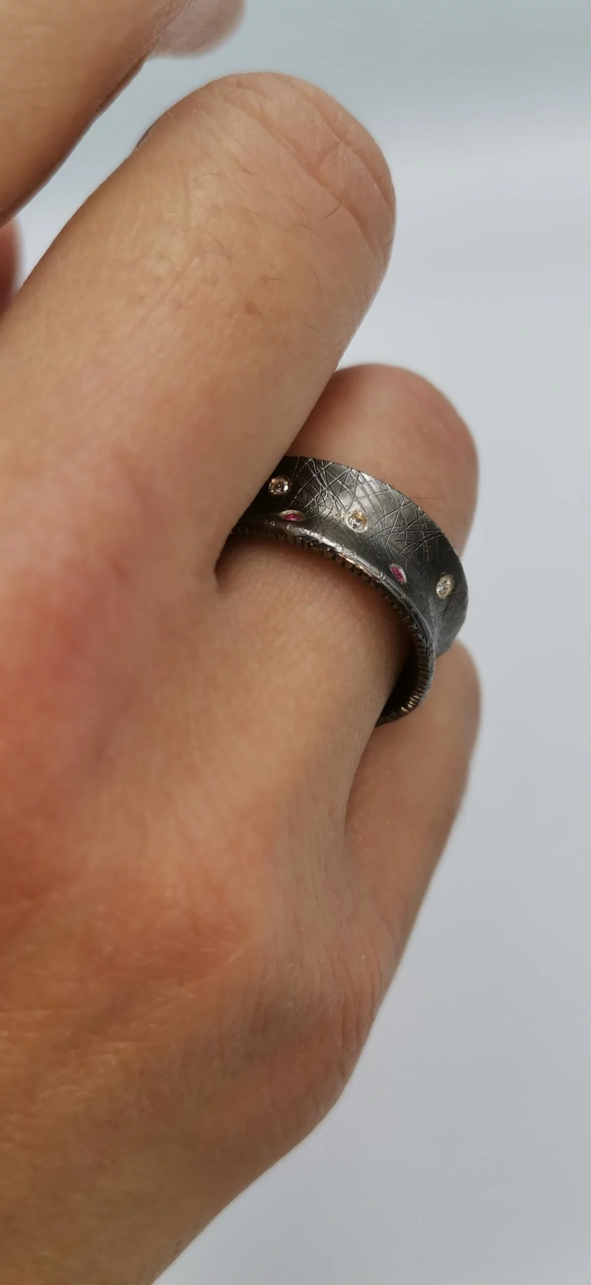 S070 / Silver rubies and brilliants ring - Image 4