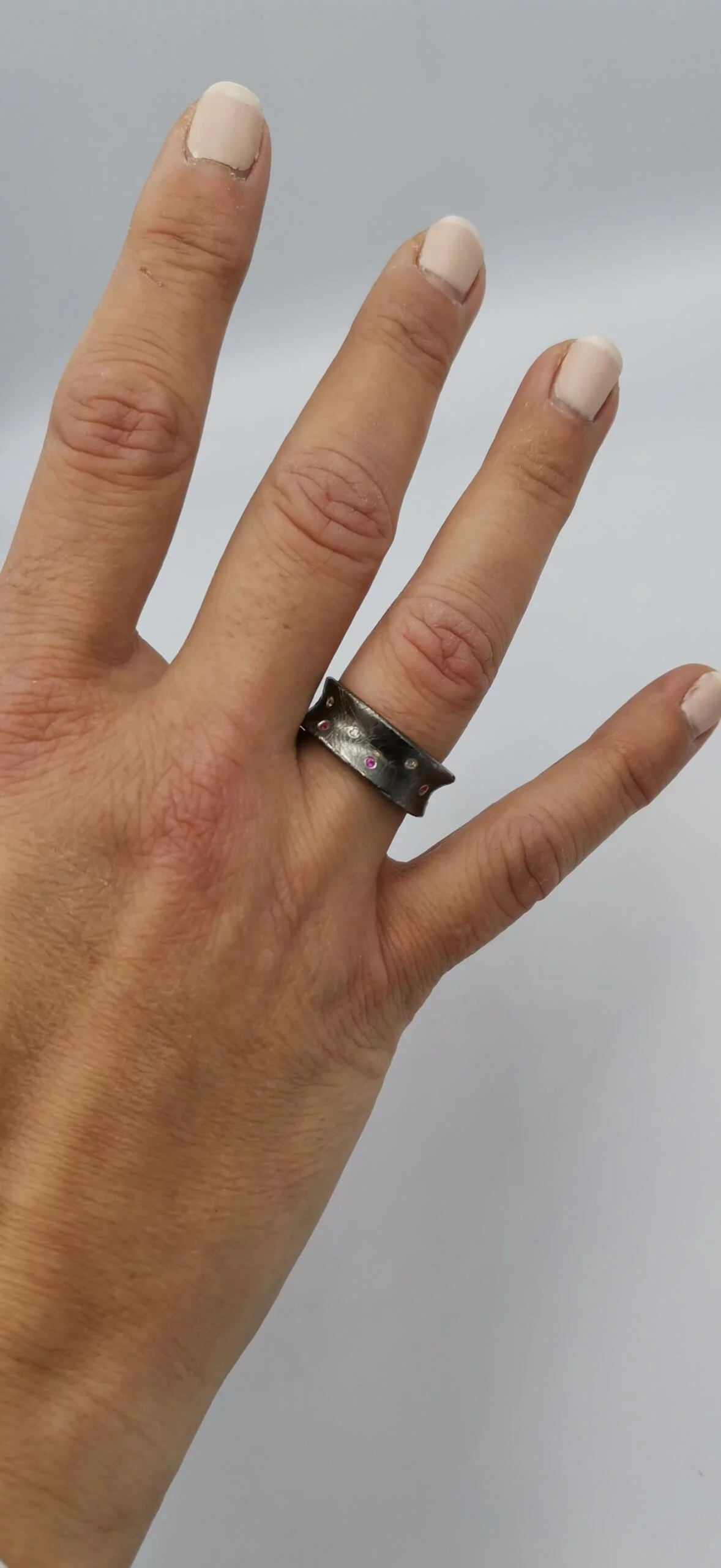 S070 / Silver rubies and brilliants ring - Image 5