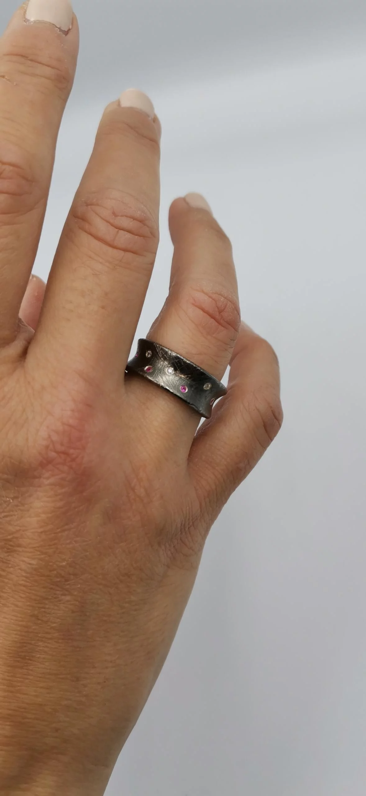 S070 / Silver rubies and brilliants ring - Image 1