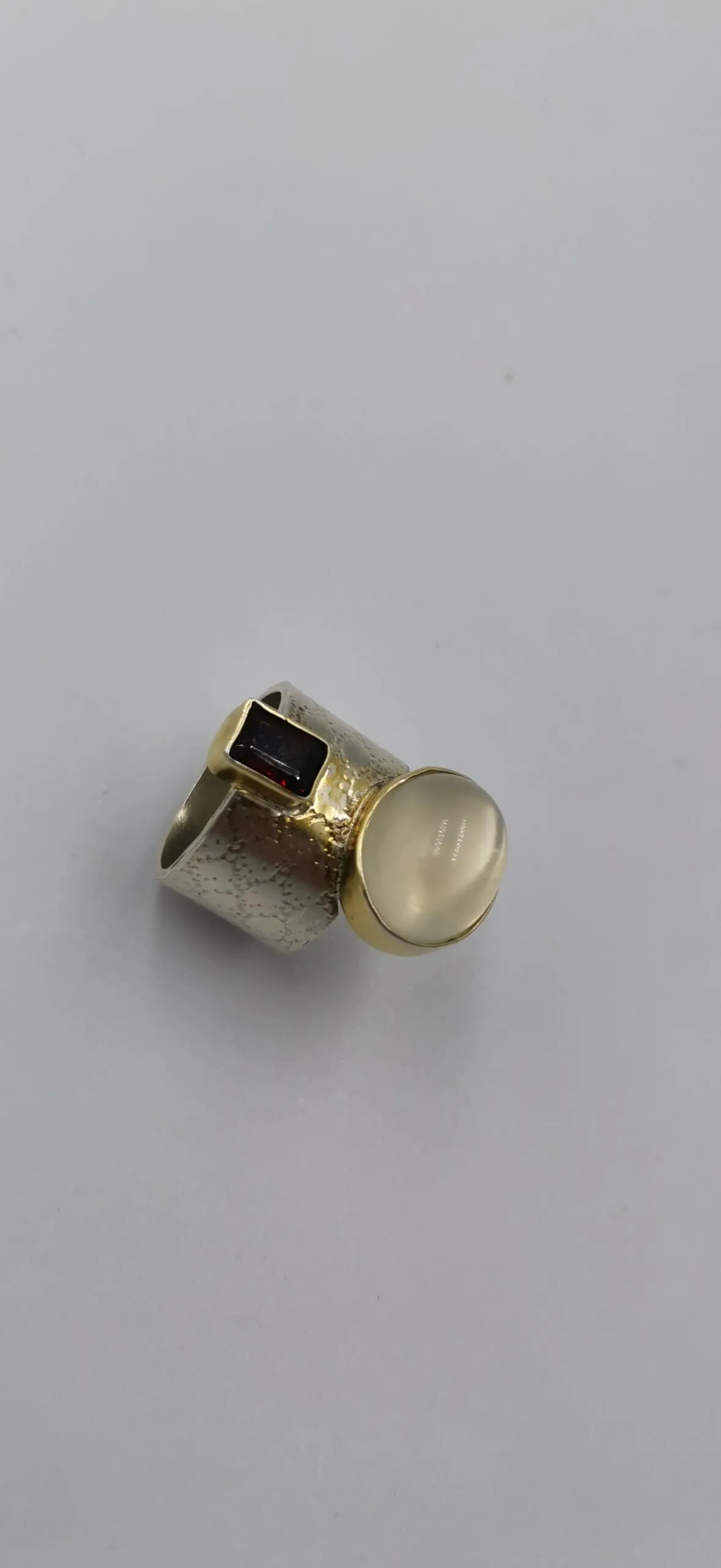 S039 / Silver moonstone and garnet ring - Image 2