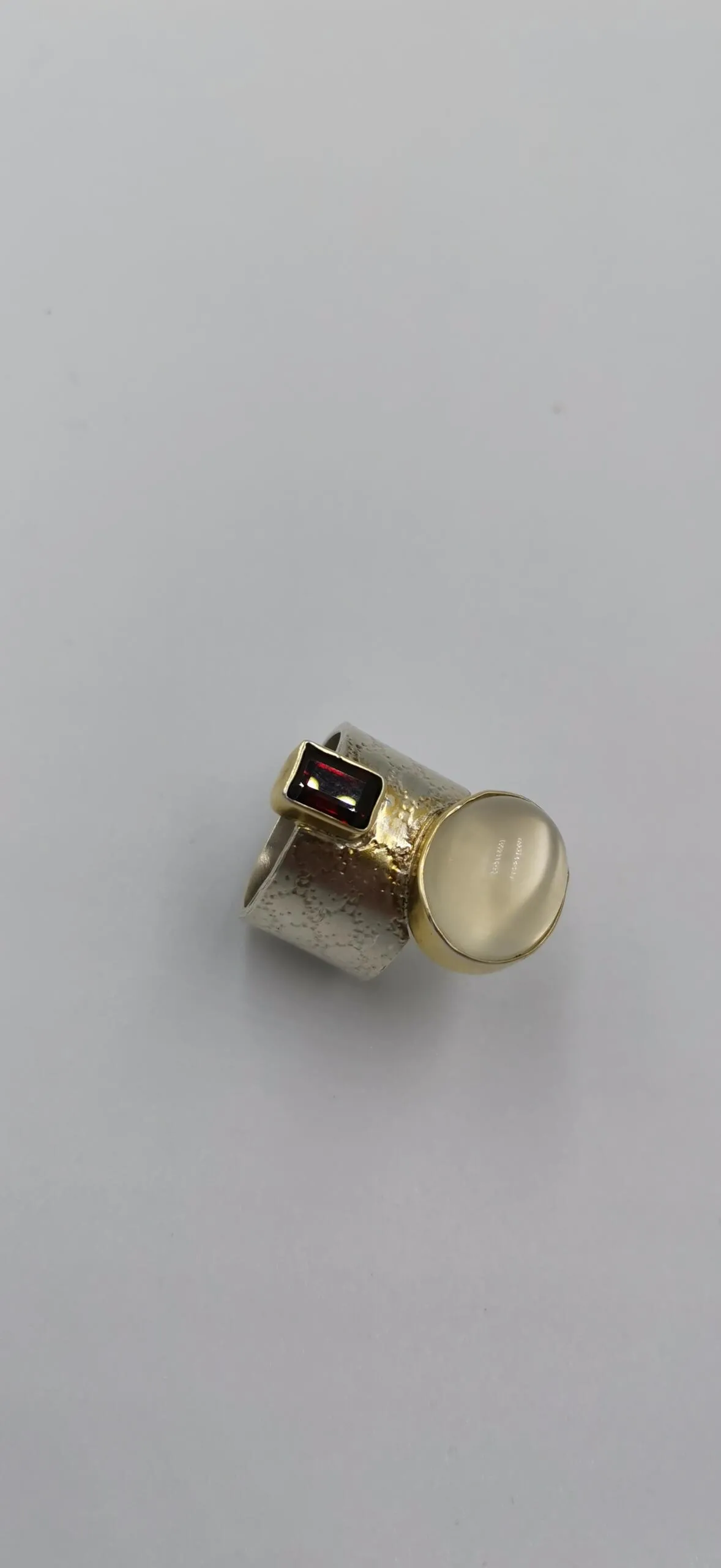 S039 / Silver moonstone and garnet ring - Image 4