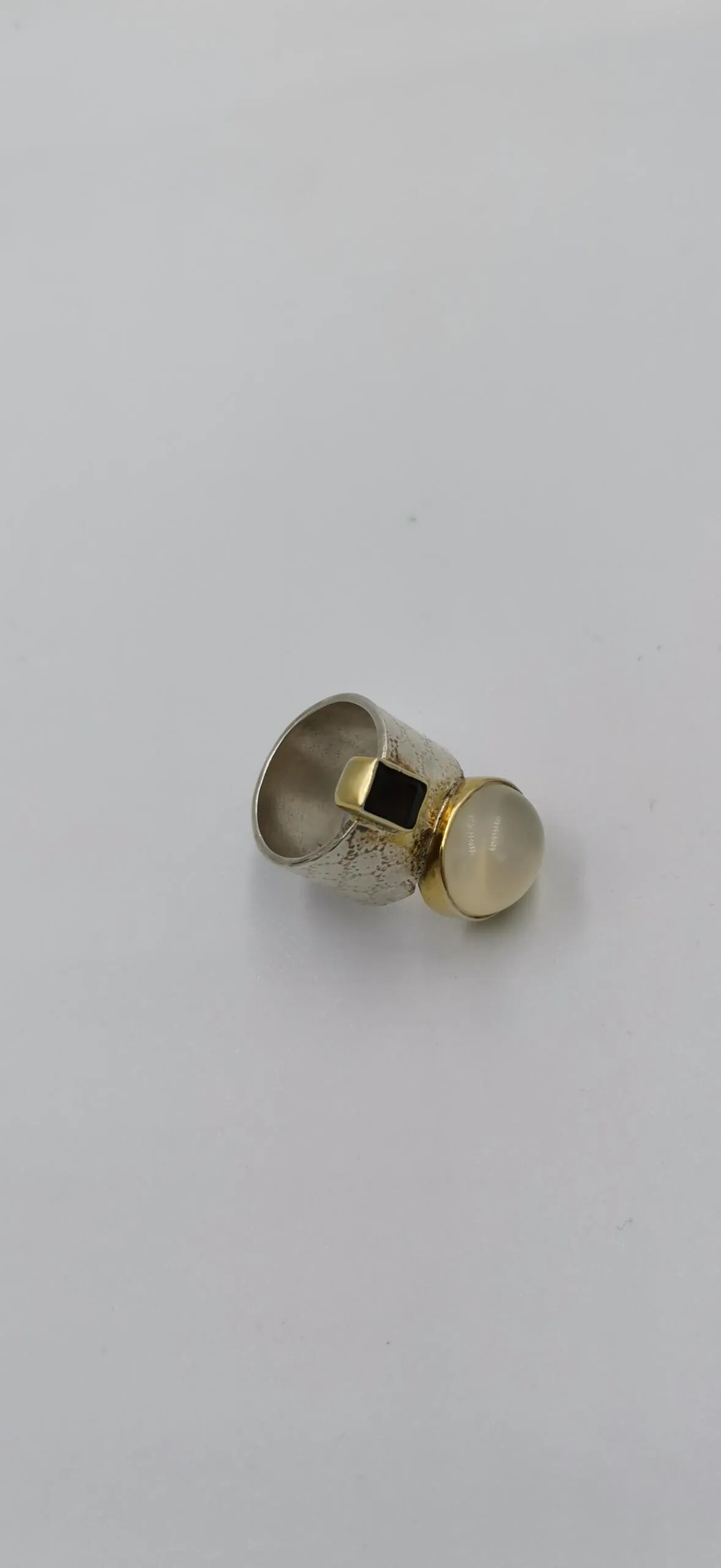 S039 / Silver moonstone and garnet ring - Image 6