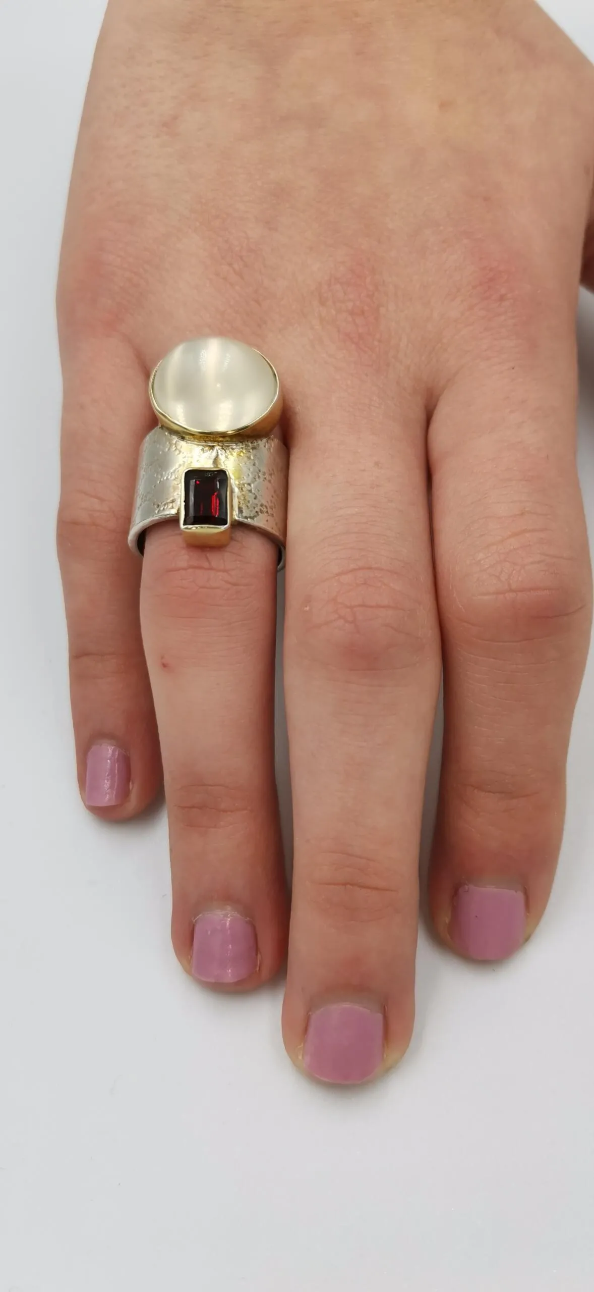 S039 / Silver moonstone and garnet ring - Image 5