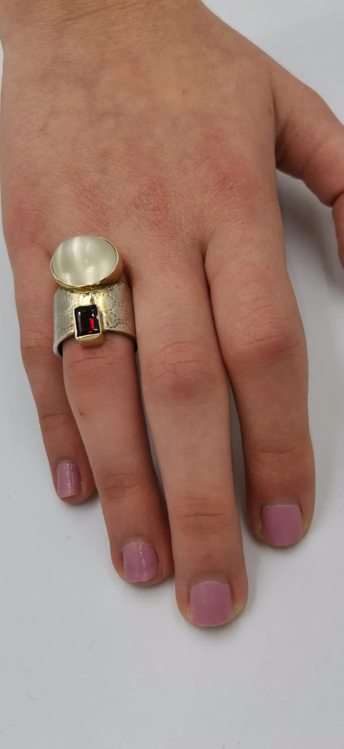 S039 / Silver moonstone and garnet ring - Image 3