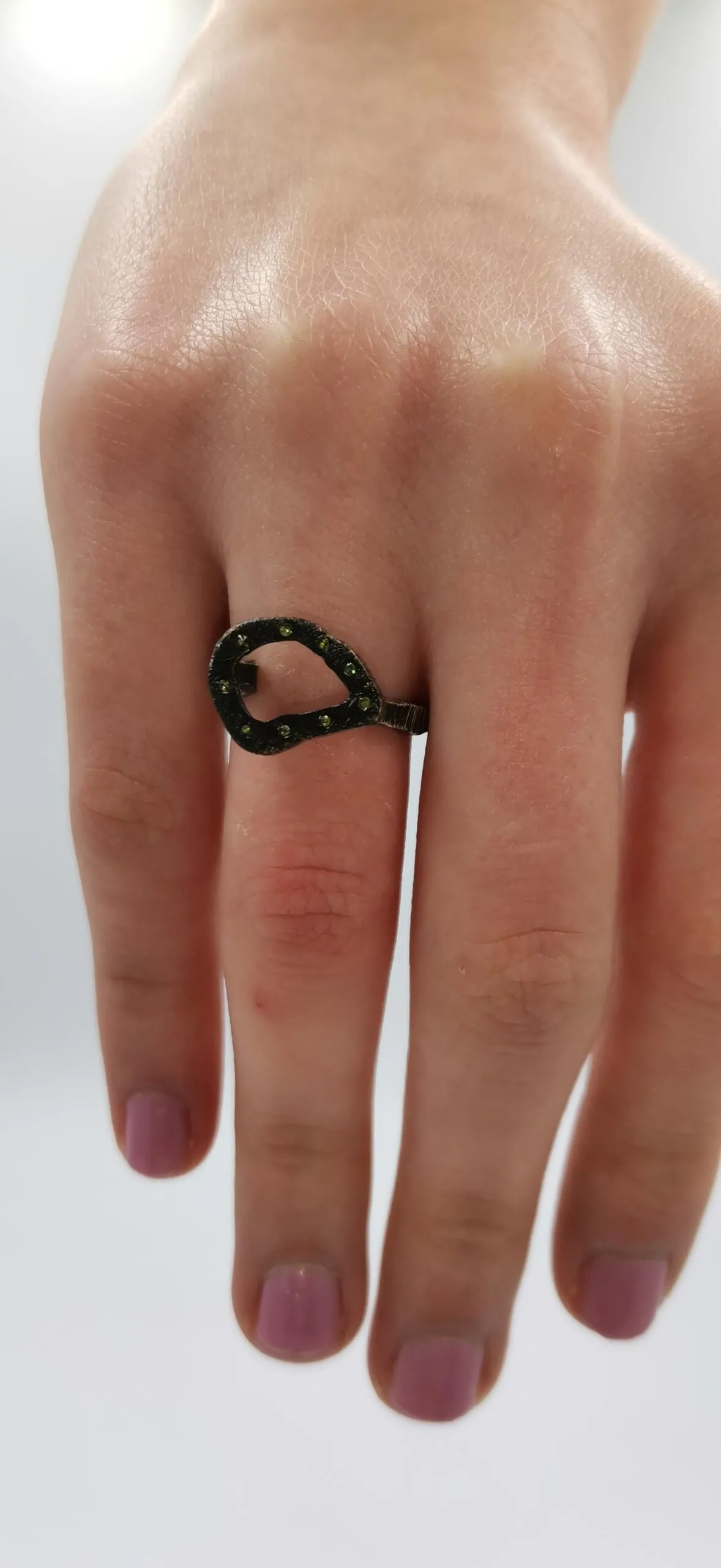 S513 / Oxidized silver tsavorite ring - Image 1