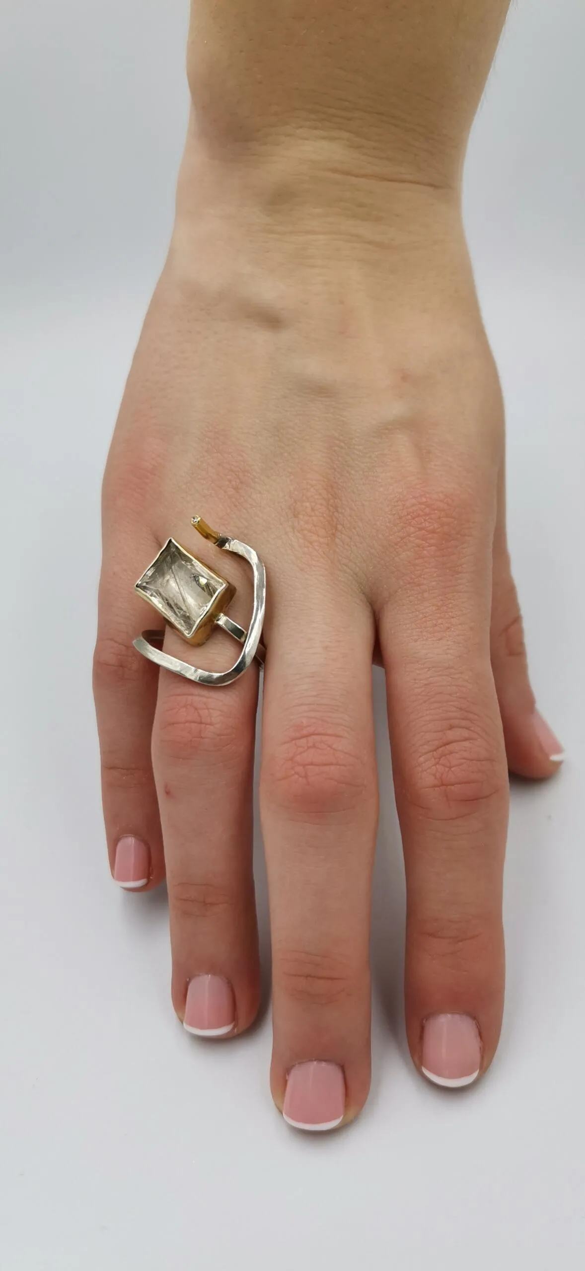 SG008 / Gold K18 and silver rutilated quarz and brilliant ring - Image 1