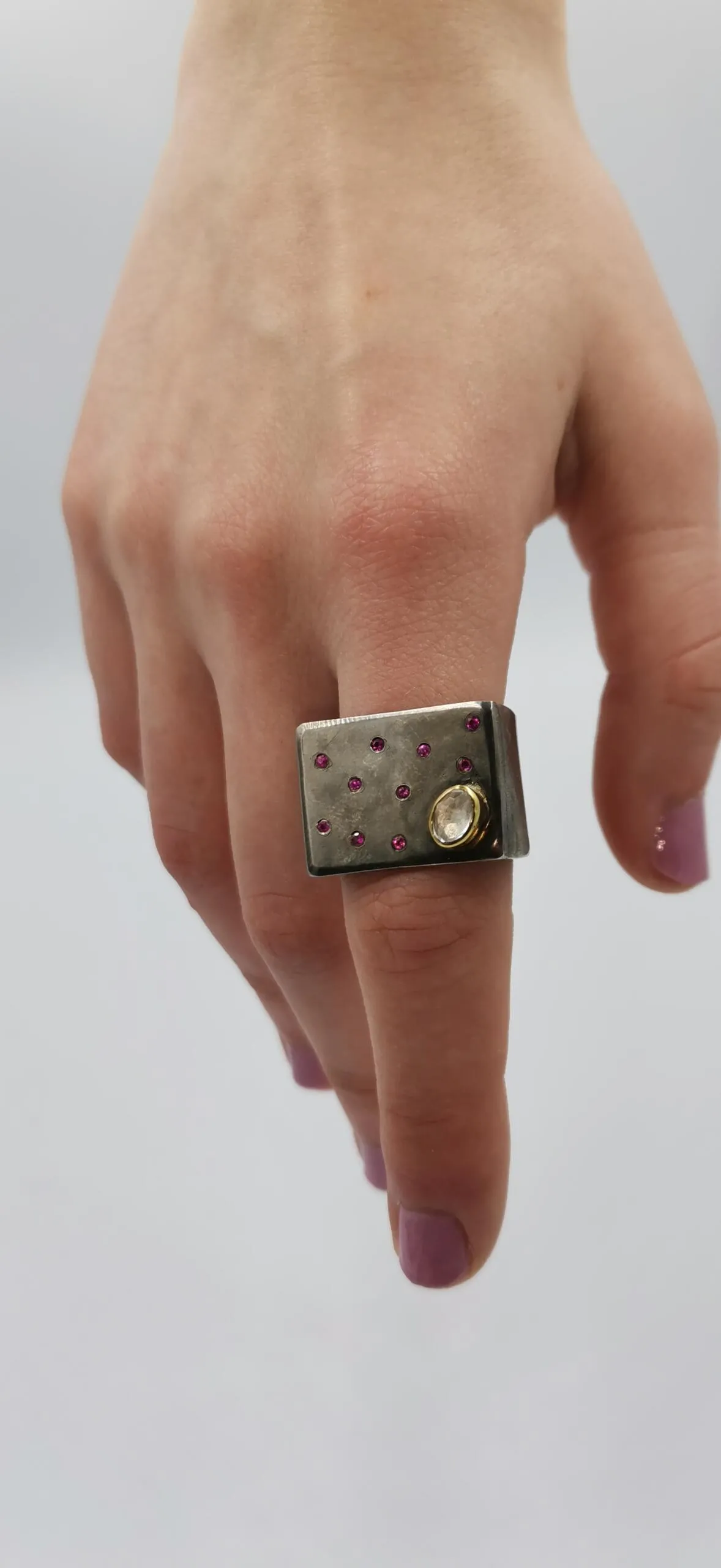 SG098 / Gold K18 and silver sapphire, rubies ring - Image 1