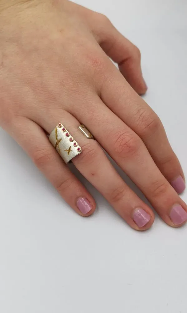 SG184 / Gold K18 and silver rubies ring