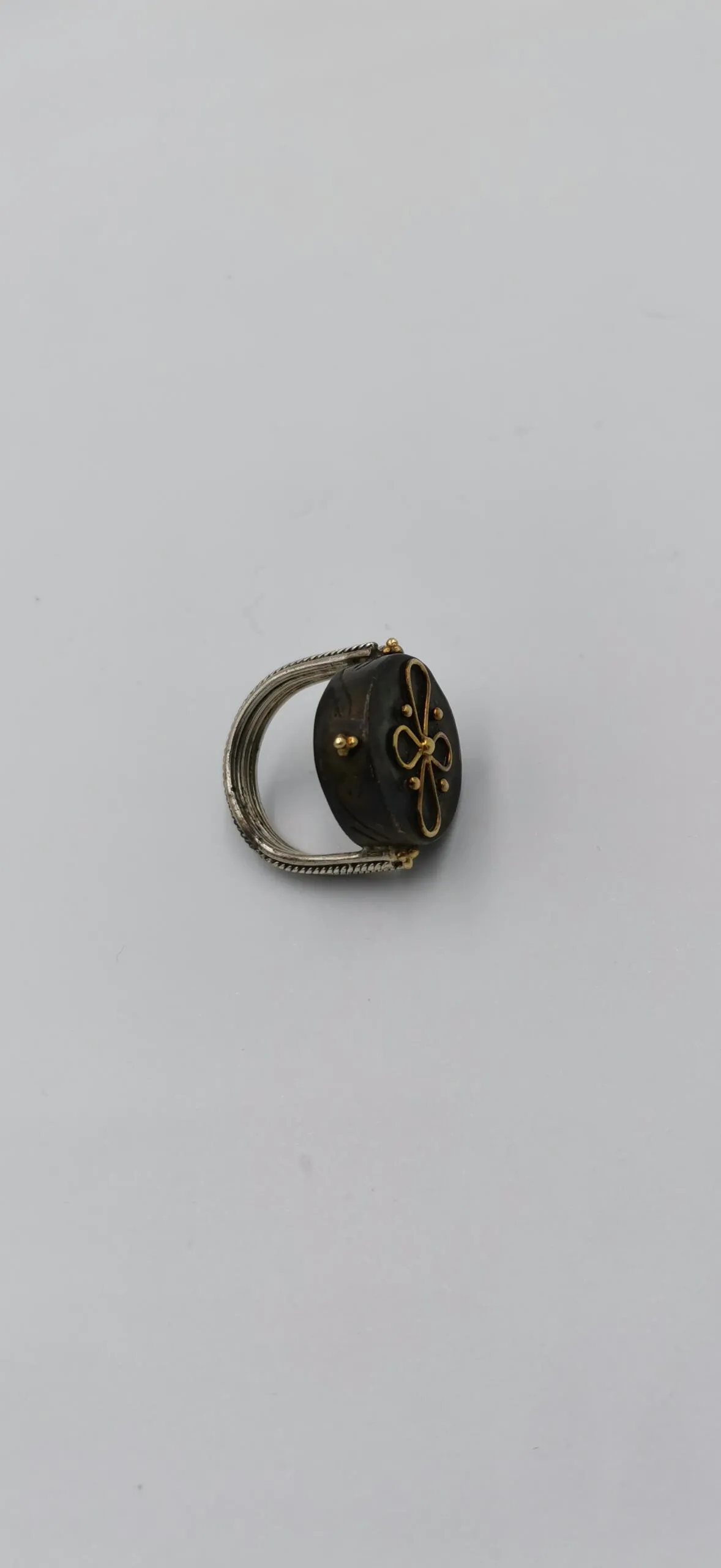SG206 / Gold K22 and oxidized silver ring - Image 4
