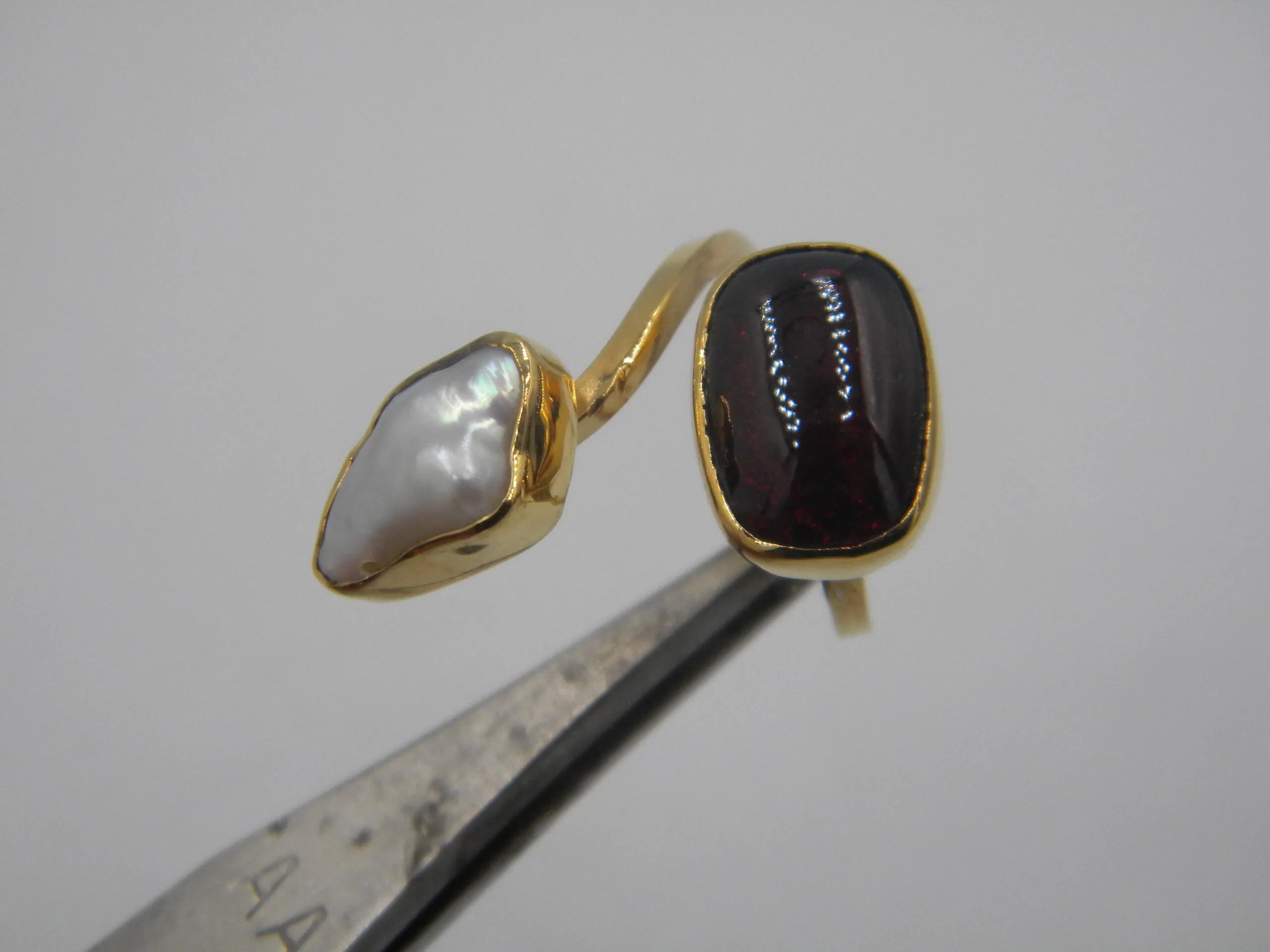 S764 / Silver garnet and baroque pearl ring - Image 1