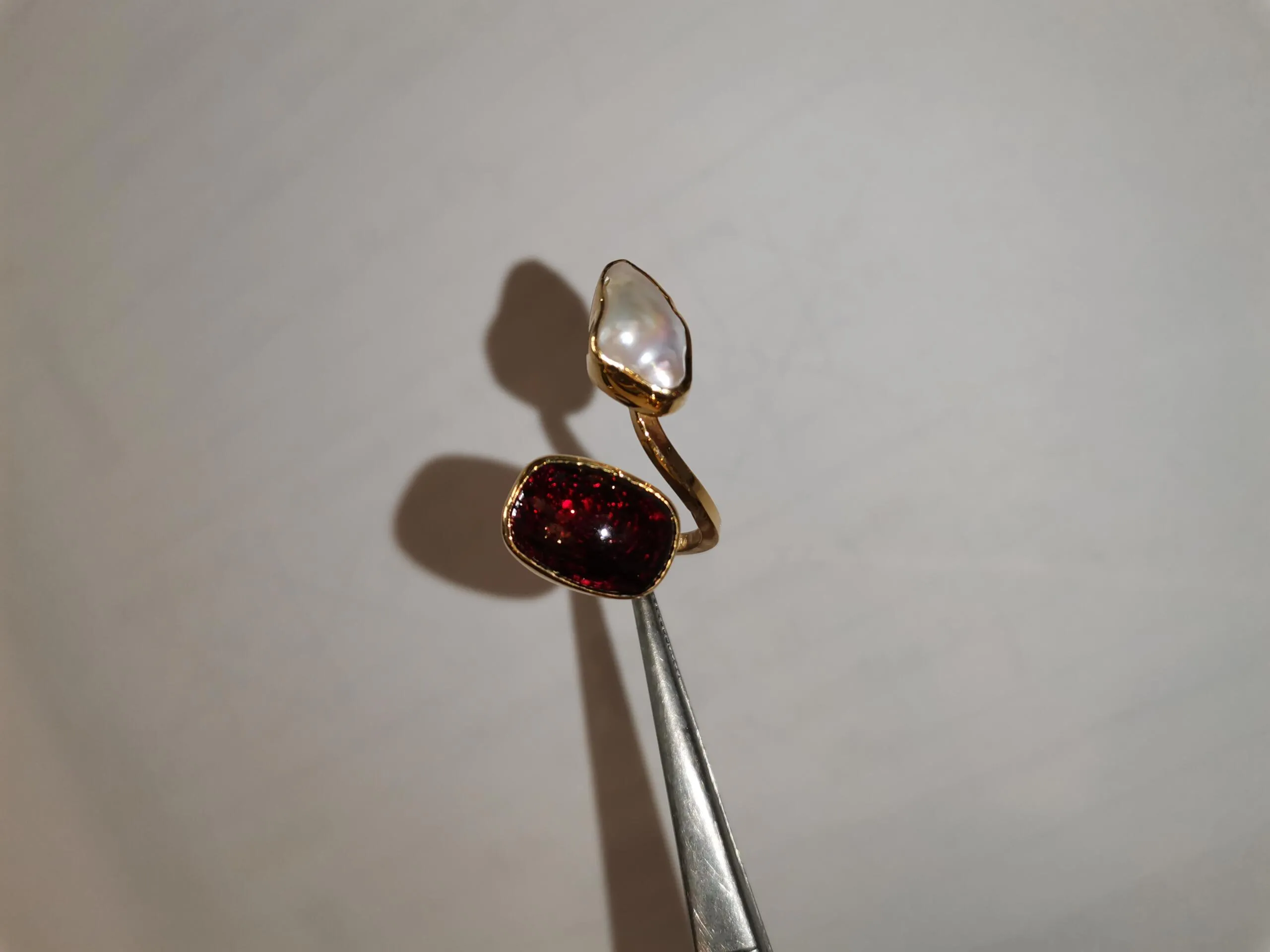 S764 / Silver garnet and baroque pearl ring - Image 3