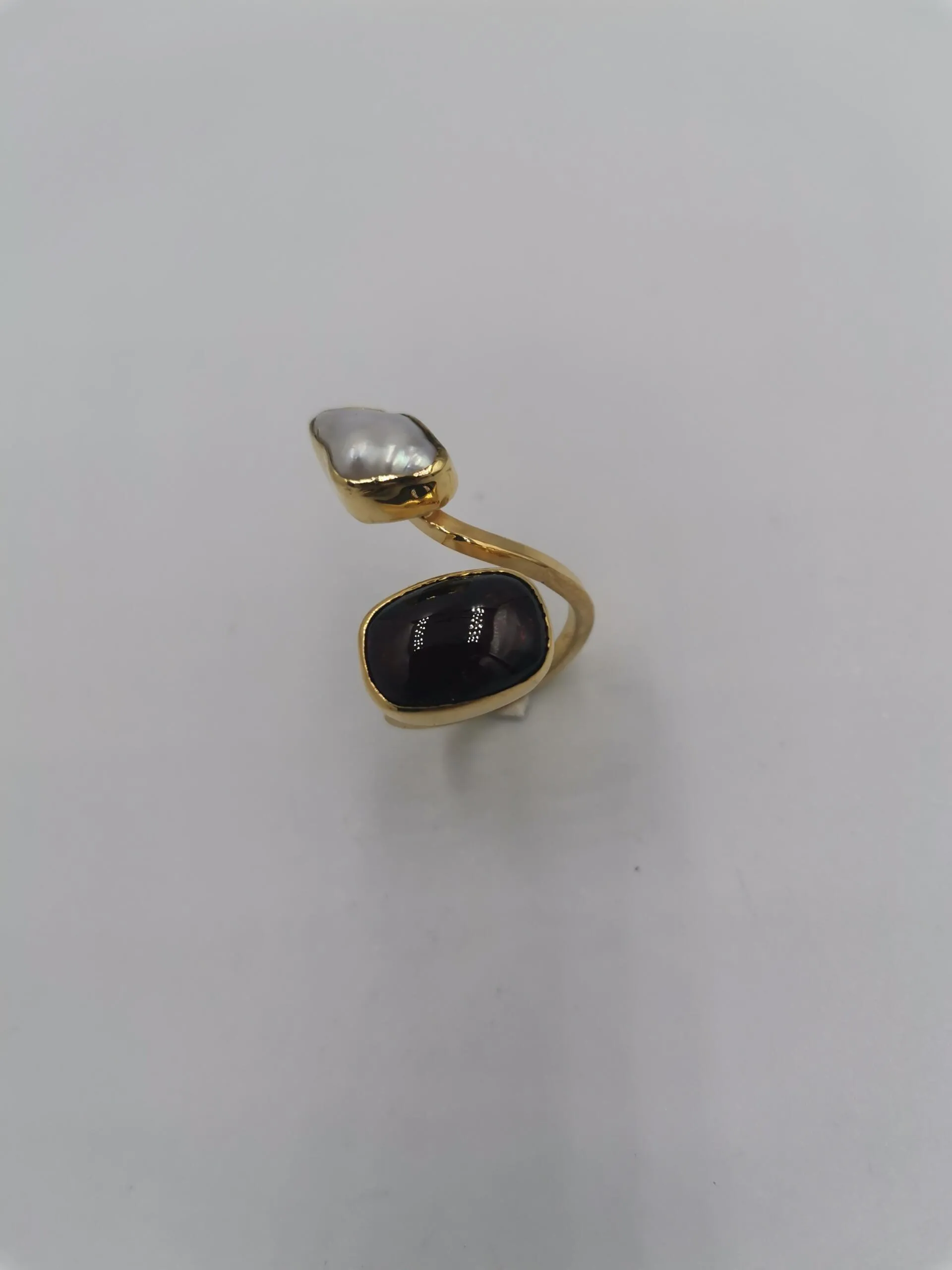 S764 / Silver garnet and baroque pearl ring - Image 4