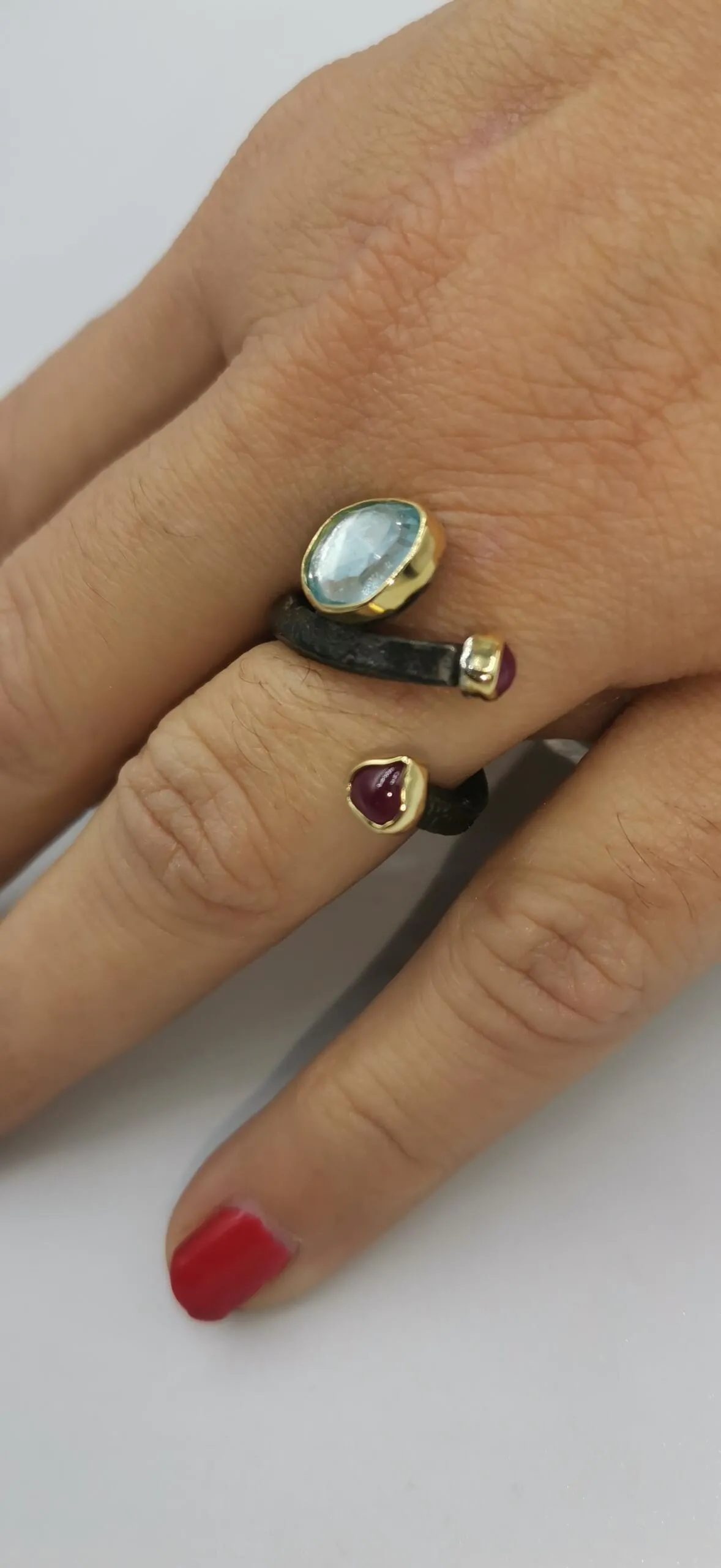 SG367 / Gold K18 and silver blue topaz , rubies ring - Image 2