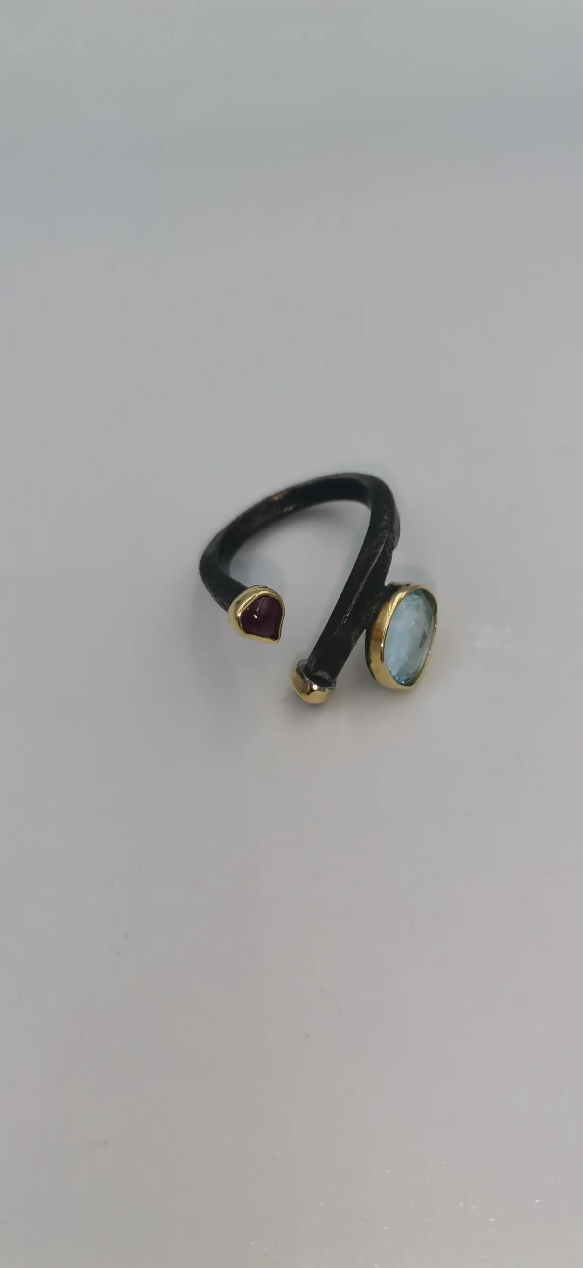 SG367 / Gold K18 and silver blue topaz , rubies ring - Image 3
