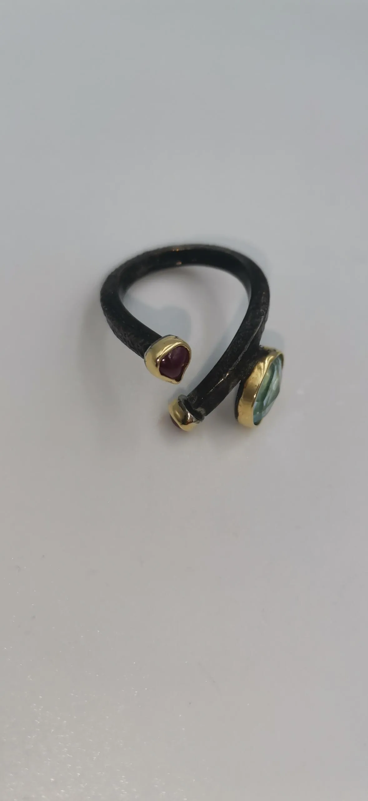 SG367 / Gold K18 and silver blue topaz , rubies ring - Image 5