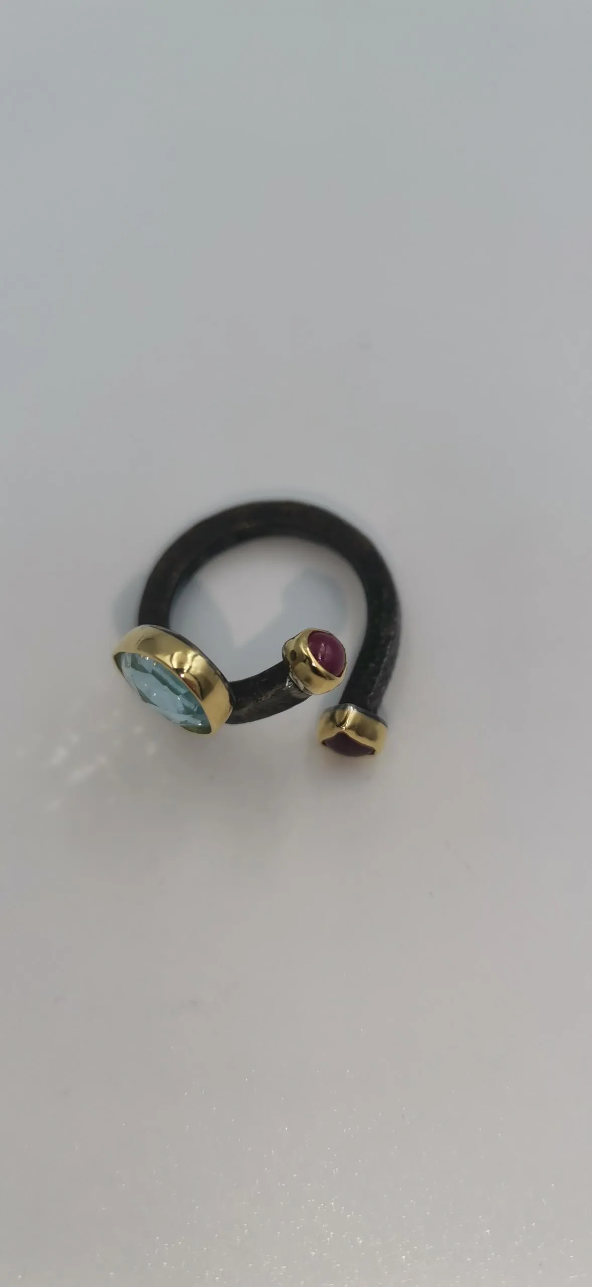 SG367 / Gold K18 and silver blue topaz , rubies ring - Image 6