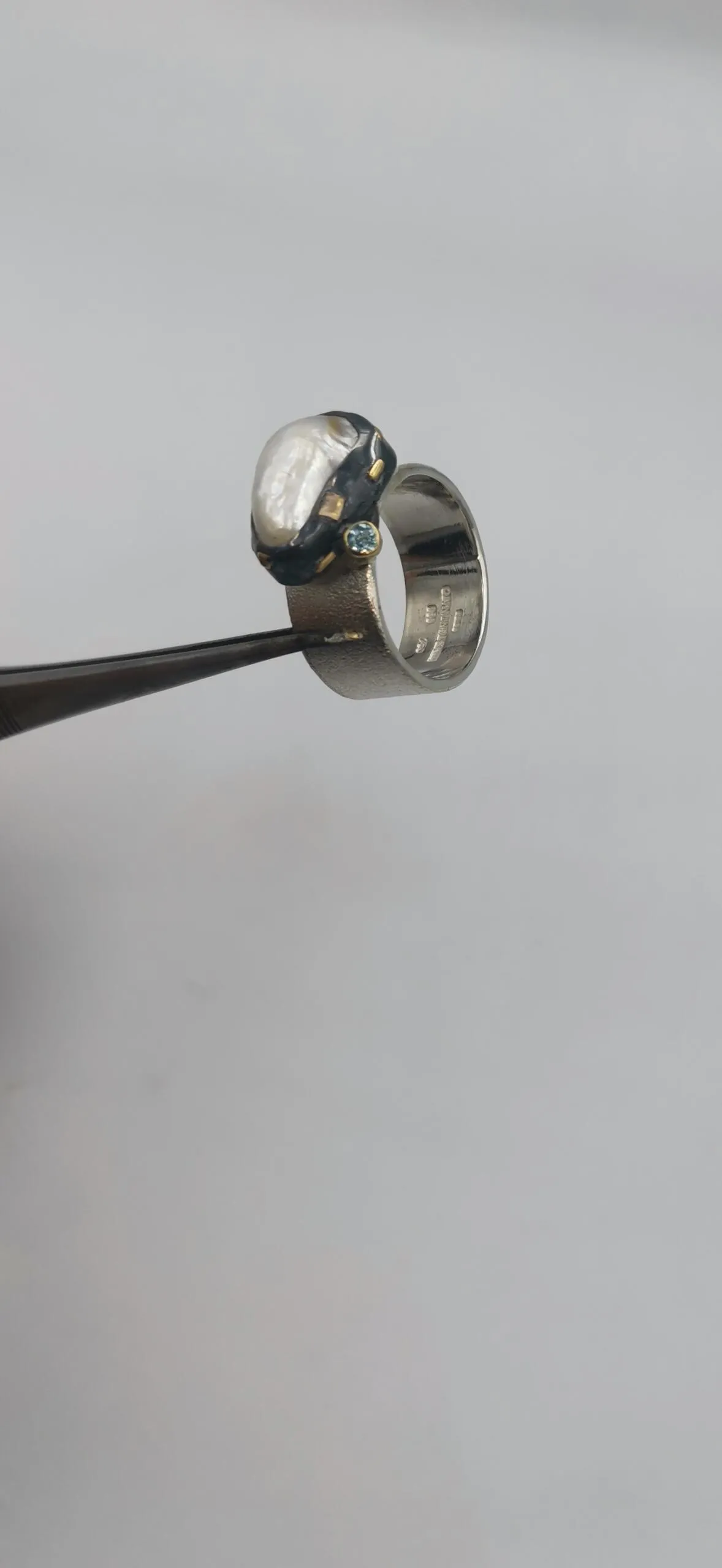 SG466 / Gold K18 and silver baroque pearl and blue topaz ring - Image 1