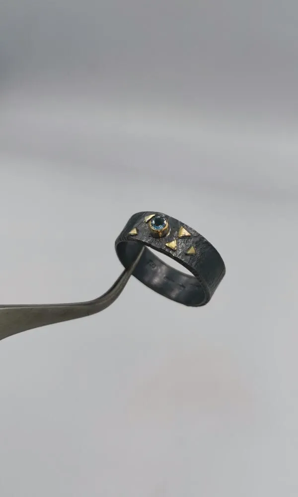SG471 / Gold K18 and silver blue topaz ring